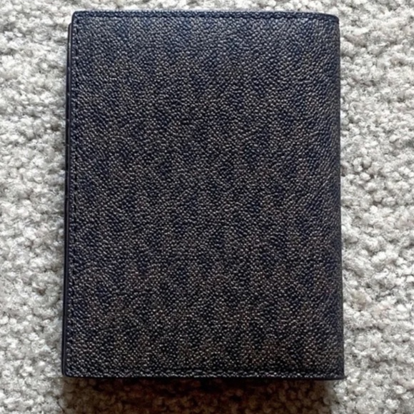 Michael Kors Monogram Passport Holder Wallet BRAND NEW - Picture 3 of 3